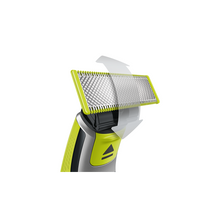 Load image into Gallery viewer, Philips OneBlade Blade QP240/50 - clicking a replacement blade on