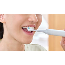 Load image into Gallery viewer, Philips Sonicare W2 Optimal White Brush Heads, White 6 Pack HX6066/14 - in use
